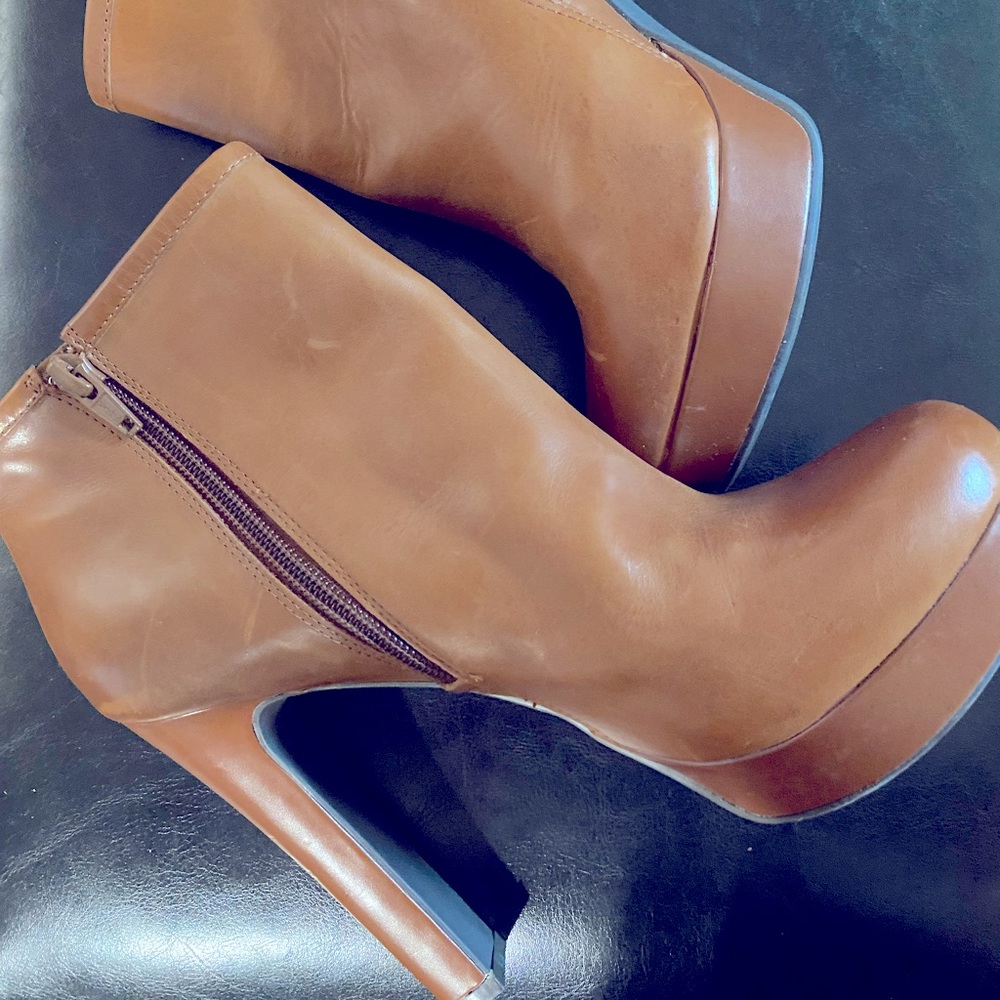 Cognac woman’s ankle booties
